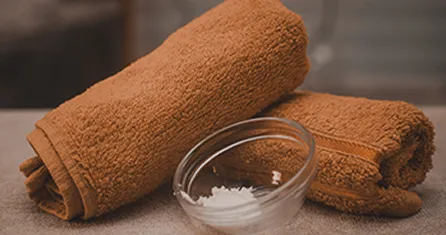 Serviette orange et bol de sel.